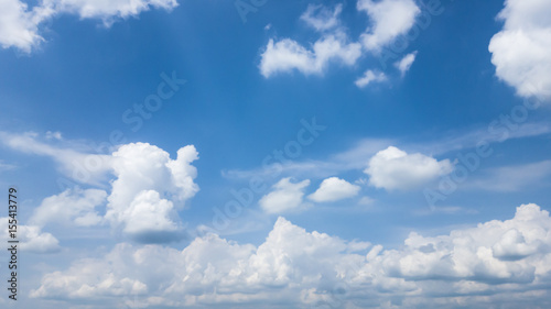 Piękne letnie błękitne niebo z chmurami