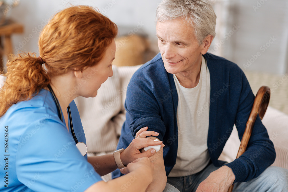 Obraz premium Competent neat doctor applying vaccine