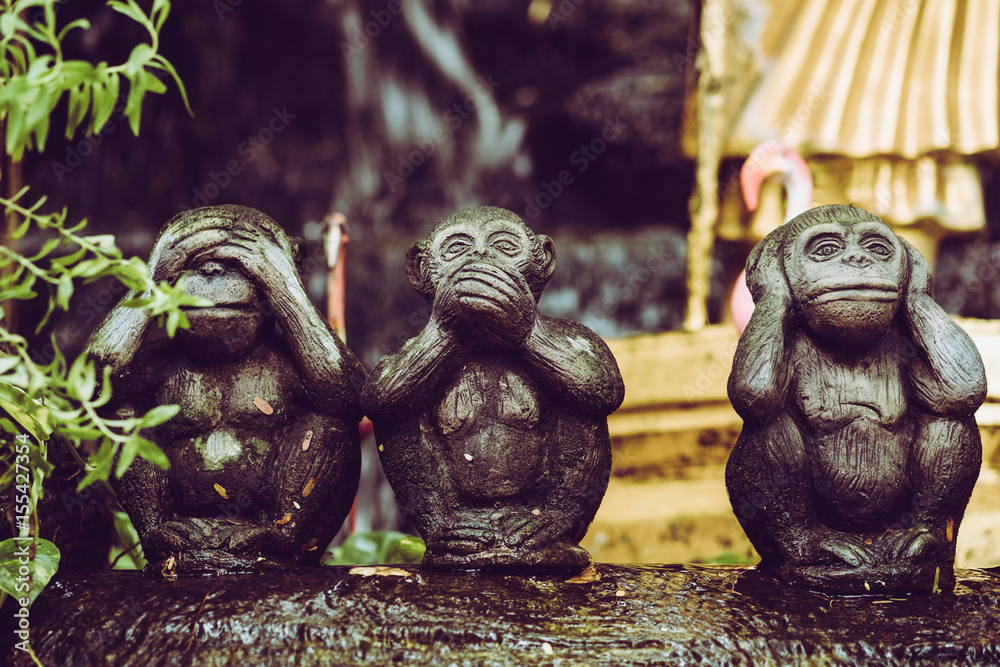 Obraz premium Three monkey statues and this Buddhist concept