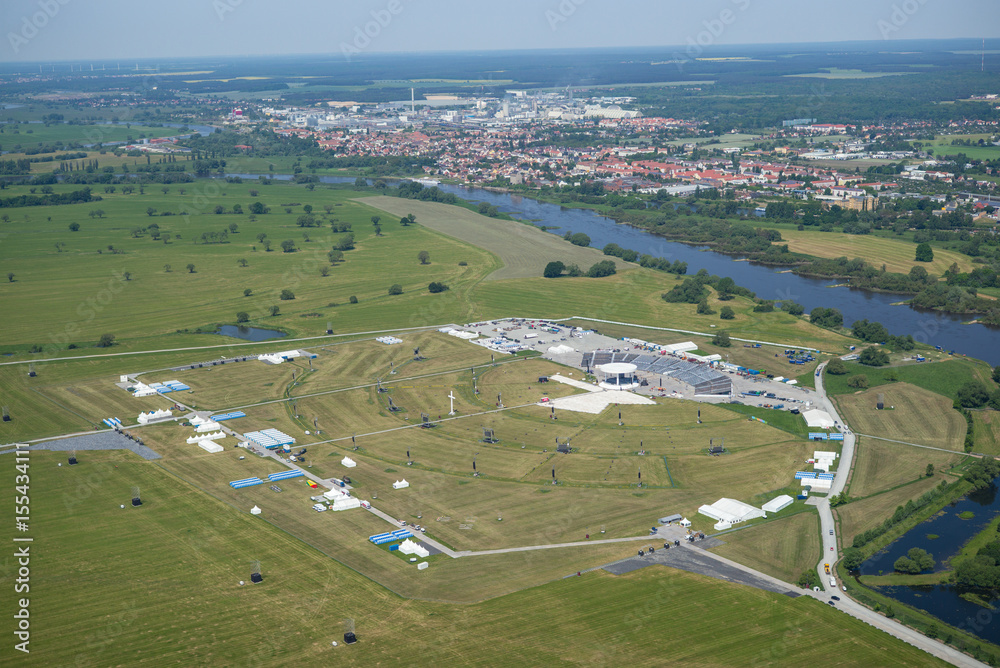 Obraz premium Festwiese Lutherstadt Wittenberg (Sachsen Anhalt) - Veranstaltungsort des Festwochenendes zum 36. Deutschen Evangelischen Kirchtag 2017 vom 24.- 28.05.2017 - Luftbild