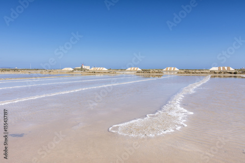 Fotografie Formazione del sale nelle vasche di raccolta, Saline di Trapani IT