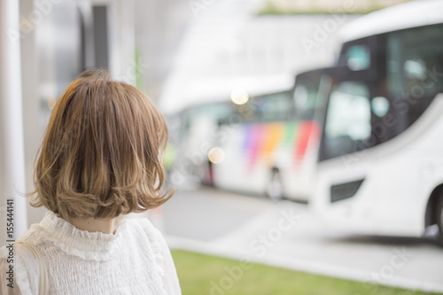 バス　可愛い女性