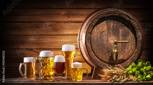 Oktoberfest Bierfass mit Biergläsern auf einem rustikalen Hintergrund