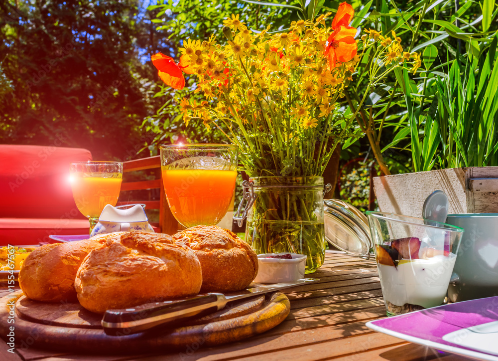 Landhaus Frühstück Garten Wildblumen Garten Brötchen Sommer