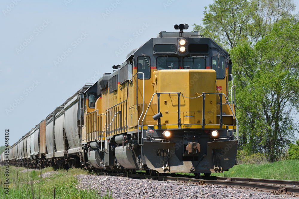 Obraz premium lokomotywa pociągu towarowego z ładunkiem