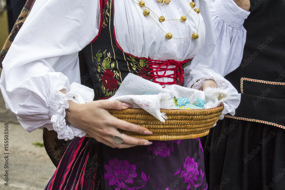 MURAVERA, ITALIA - APRILE 2, 2017:  45^ Sagra degli agrumi - dettaglio del costume tradizionale sardo del Gruppo folk Su Stentu di Serramanna - Sardegna