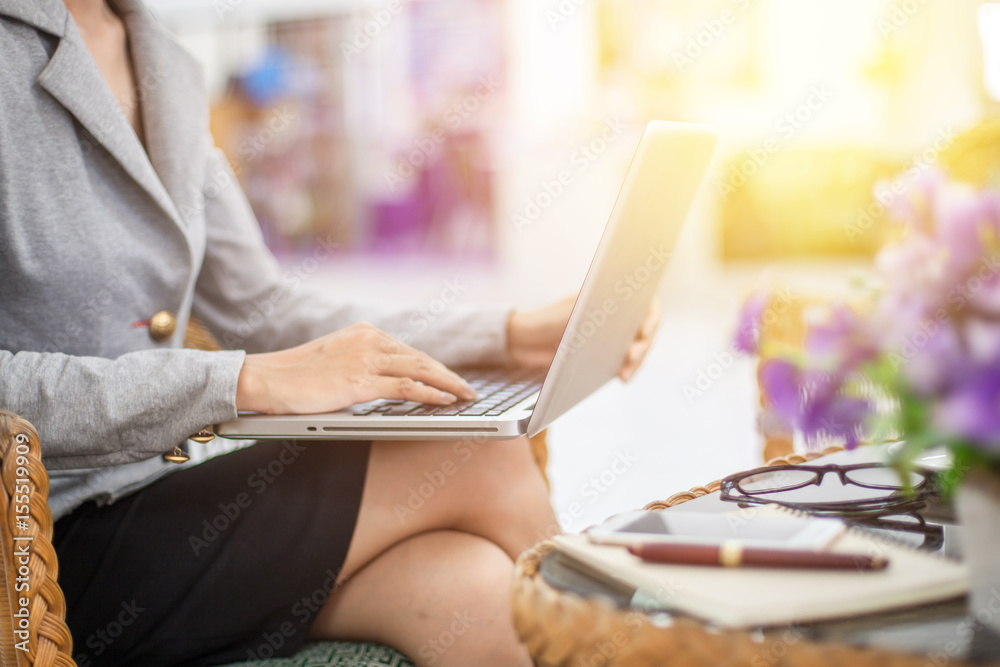 Naklejka premium Close up of business woman hands typing on laptop computer in the office.
