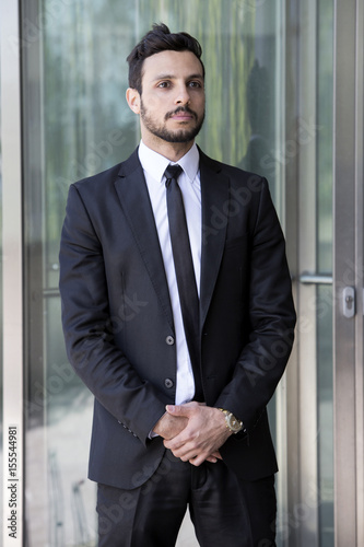 Fotografie handsome man standing in a suit and tie