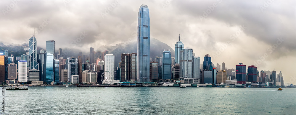 vue panoramique sur les tours de Hong Kong sous un ciel orageux