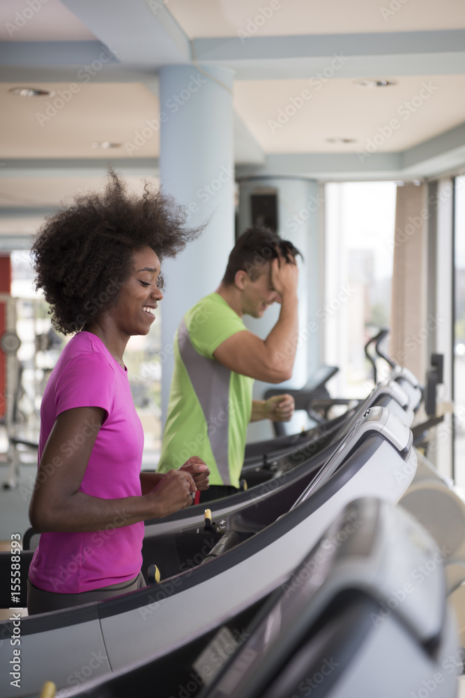 Obraz premium people exercisinng a cardio on treadmill in gym