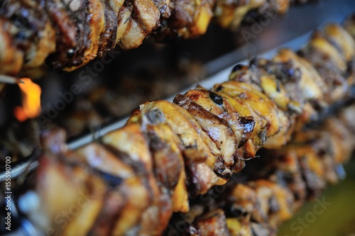 Pollo arrosto su grill con spiedo che cuoce