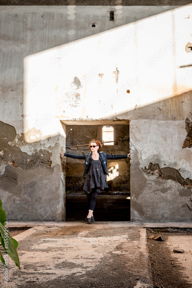 Femme dans l'usine abandonnée de Toscane
