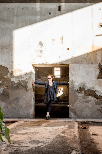 Femme dans l'usine abandonnée de Toscane