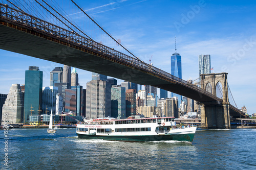 Fototapeta Scenic view of the Brooklyn Bridge and Lower Manhattan skyline from across the E