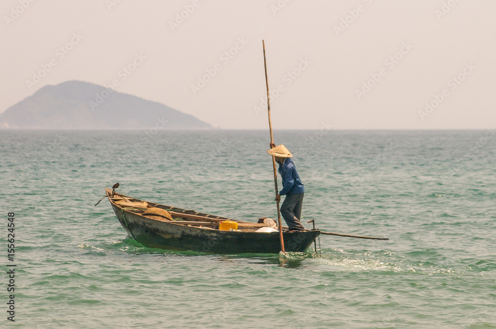 Naklejka premium Traditional Vietnamese fishing along the beautiful coastline of Vietnam
