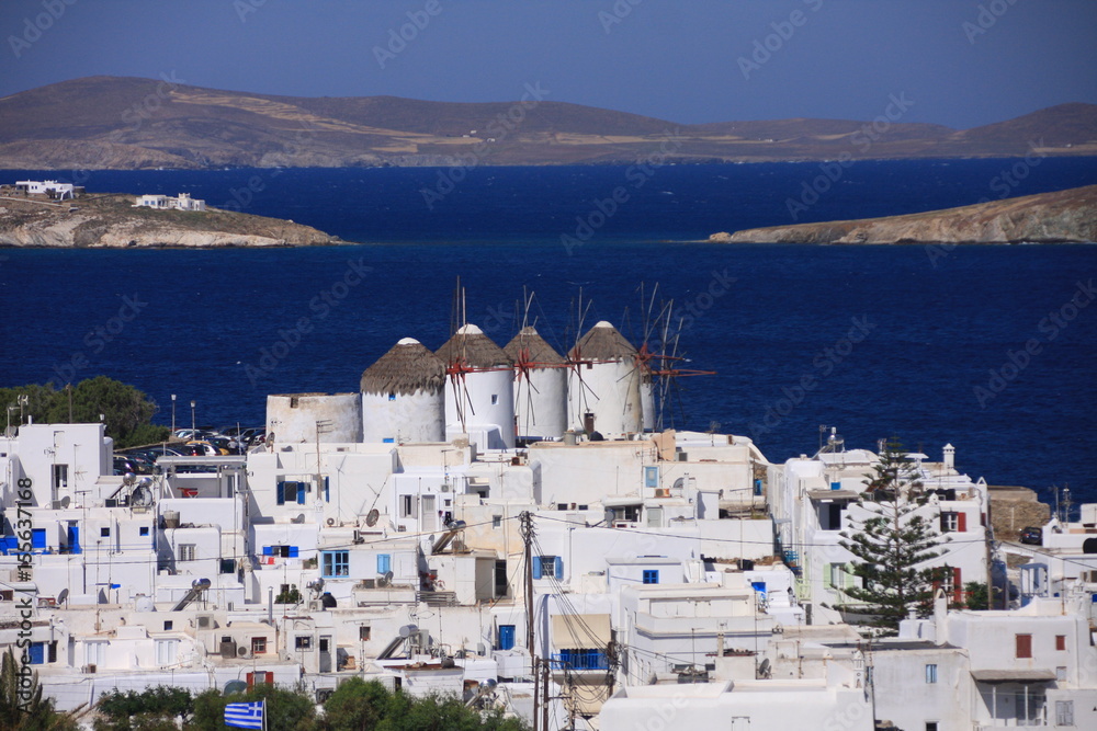 Naklejka premium Mykonos et ses moulins à vent
