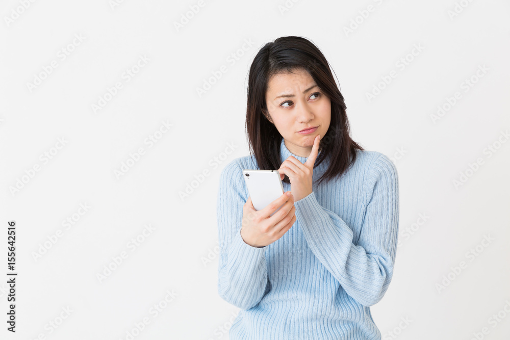 スマホを見る女性 考える スマホを見る女性 考える