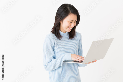 パソコンを見る笑顔の女性