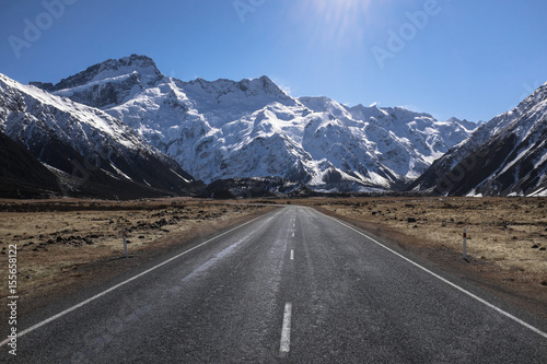 Landscape of road with mountains in south island of New Zealand © Jan Wunsch
