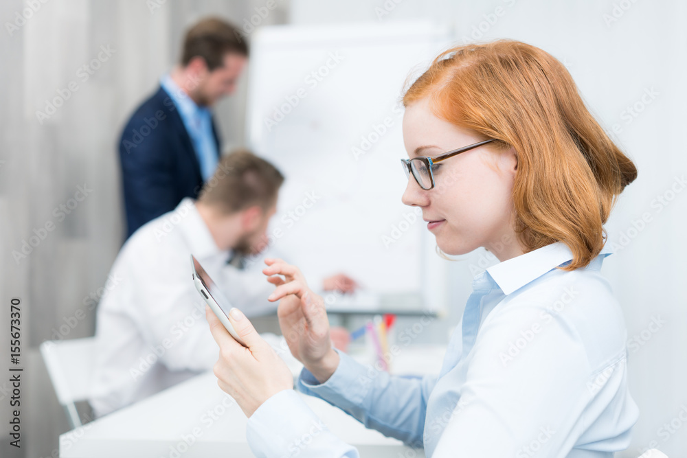 junge frau arbeitet am tablet im meeting junge frau arbeitet am tablet im meeting