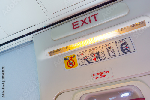 Obraz na płótnie Exit sign and symbols in an aircraft cabin w salonie