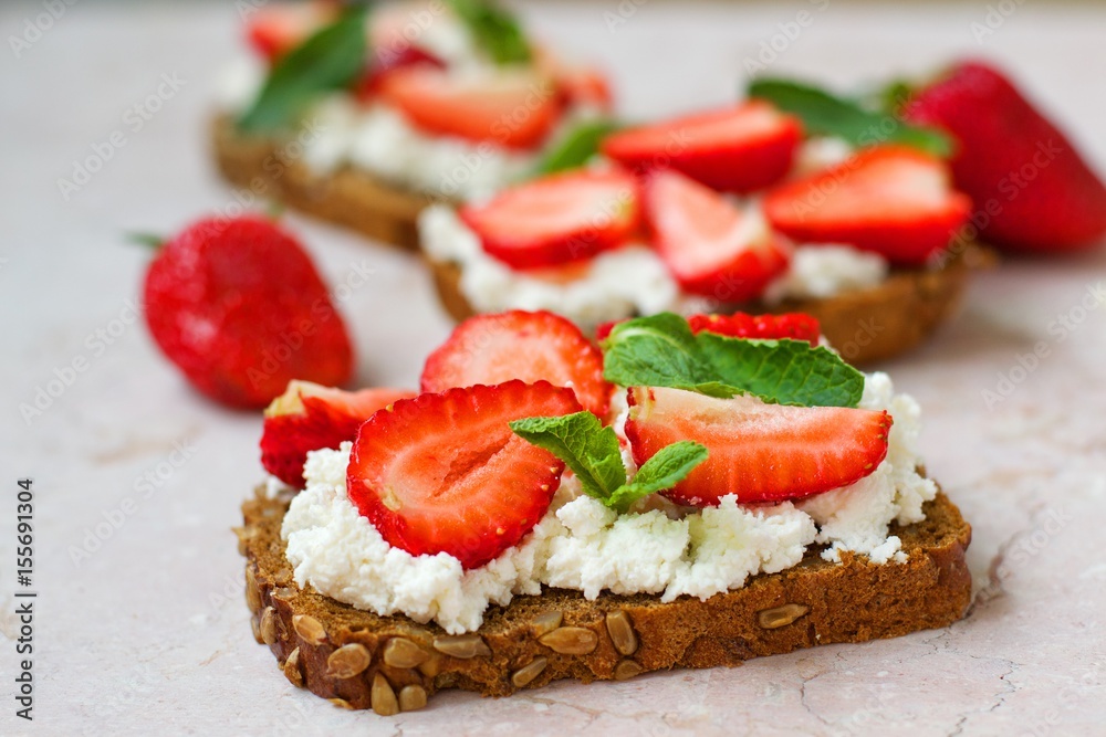 sandwich with strawberries and goat cheese, sandwich with strawberries and goat cheese,
