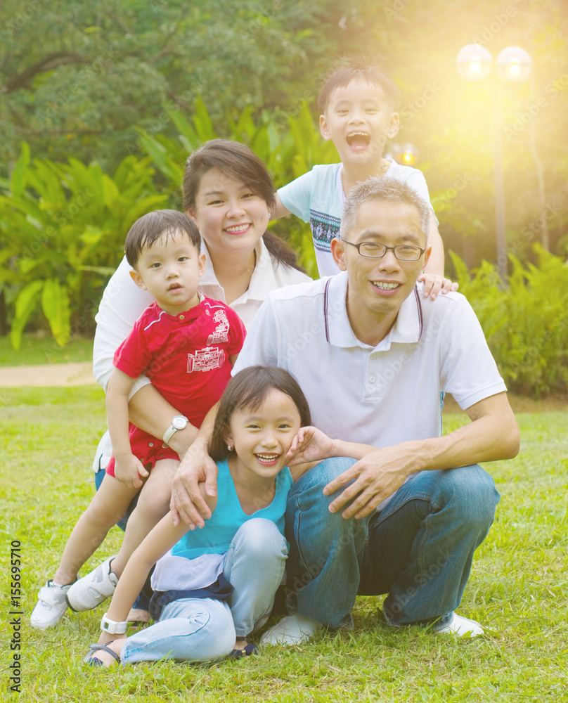 Fototapeta premium asian family