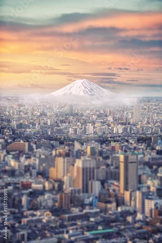 Obraz Retuszuj Mt Fuji pokryte śniegiem i pejzaż Japonii na niebie w zmierzchu