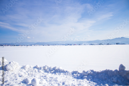 Bild auf Leinwand 雪原から見える山と街1