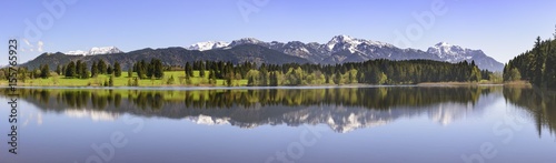 Großes Panorama von Alpen im Allgäu mit Spiegelung im See © Wolfilser