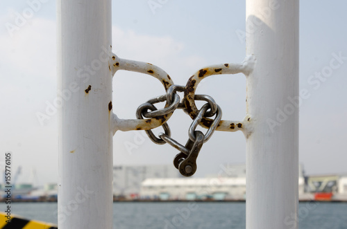 Obraz na płótnie Key locked on chain front of the sea, meaning security, no entry, no freedom w salonie