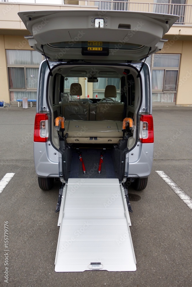 車椅子積み込みのためスロープを出す 車椅子積み込みのためスロープを出す