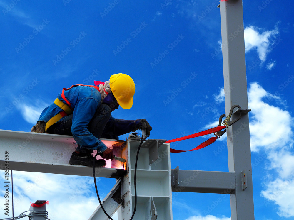 Man Working on the Working at height - obrazy, fototapety, plakaty 