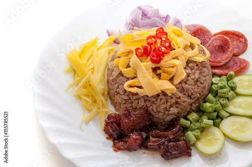 Obraz na płótnie Rice seasoned with shrimp paste on the dish, white background w salonie