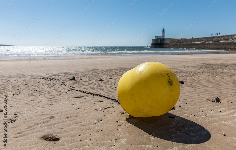 Bouée jaune "zone de bain" sur la plage à marée basse Photos | Adobe Stock