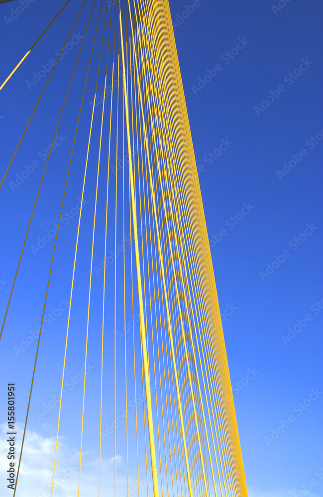 Obraz premium A rope bridge and blue sky
