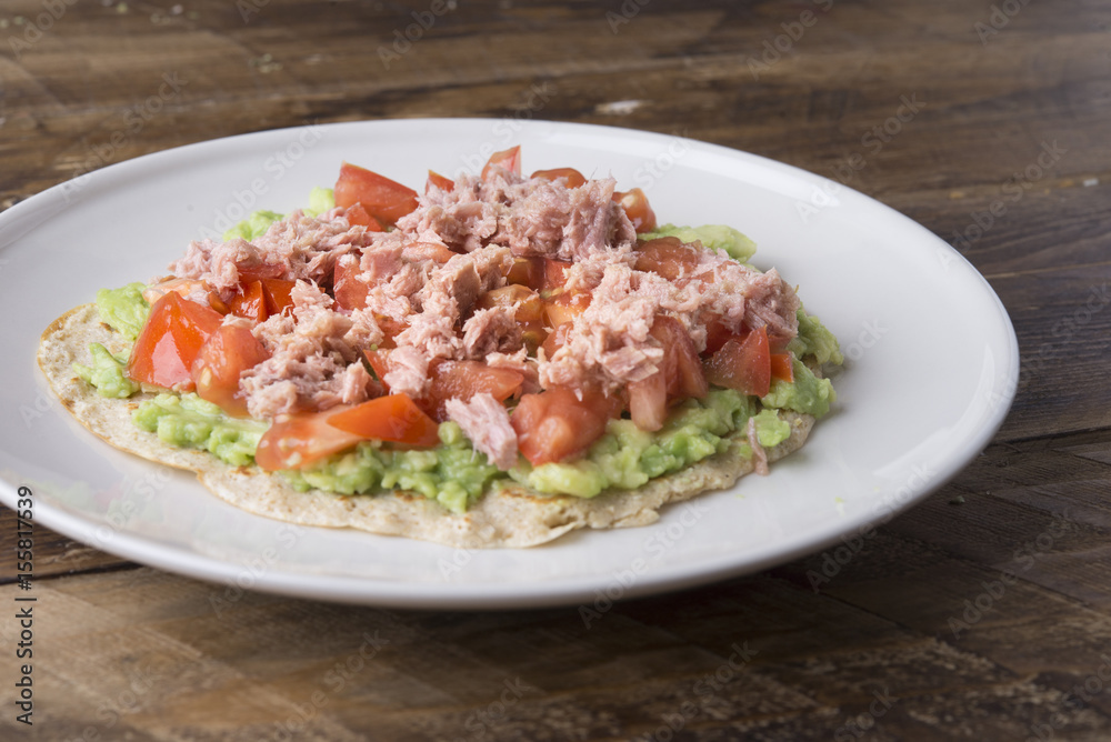 Fajita with avocado, tomato and tuna Fajita with avocado, tomato and tuna