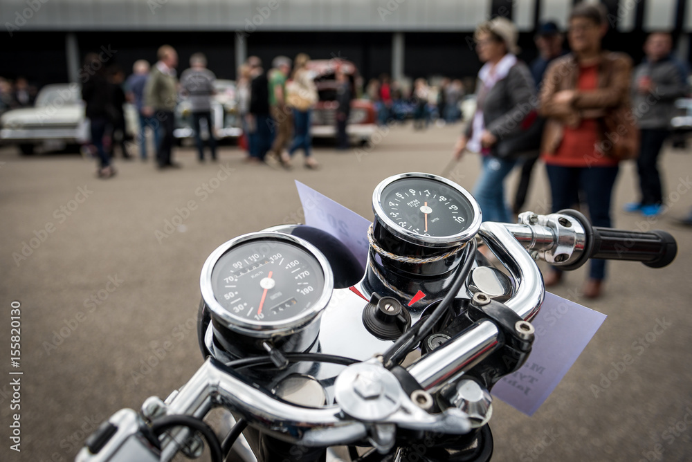 Lenker mit Tacho eines Motorrades an Oldtimer-Treff Lenker mit Tacho eines Motorrades an Oldtimer-Treff