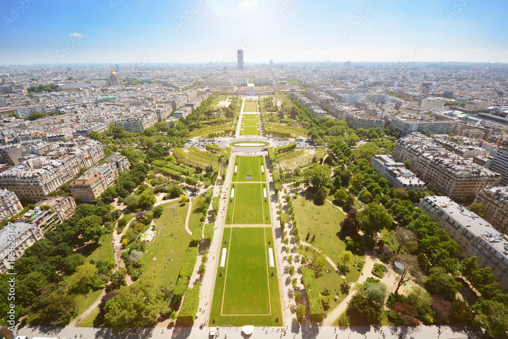 Naklejka premium Blick vom Eiffelturm auf den Park Champ de Mars sowie die Skyline von Paris