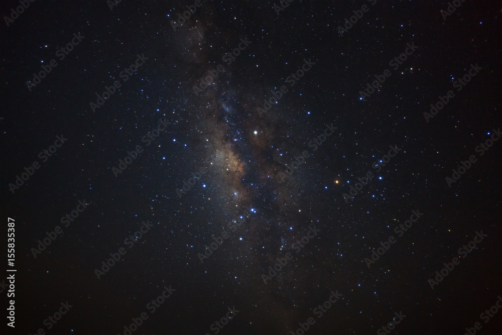 Obraz premium Milky way galaxy with stars at Phu Hin Rong Kla National Park,Phitsanulok Thailand, Long exposure photograph.with grain