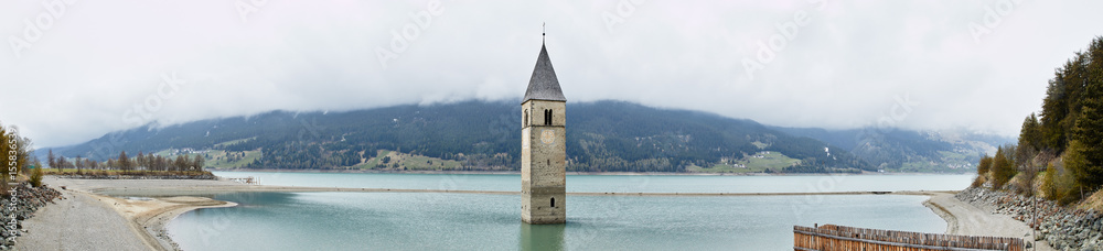 Panorama vom Reschensee mit Kirchturm