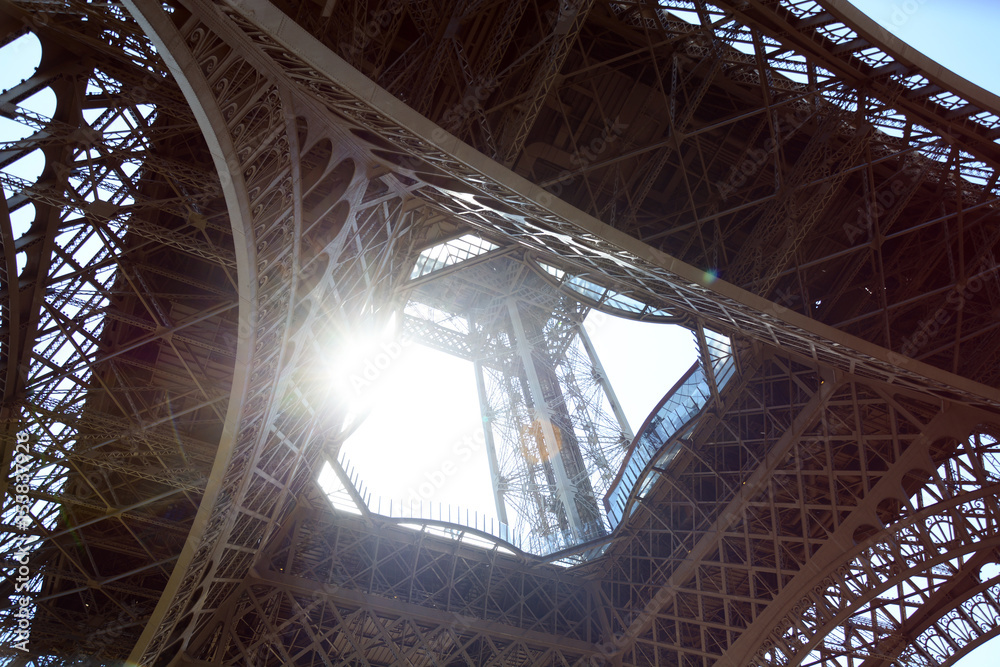 Eiffelturm von unten im Gegenlicht  / Tour Eiffel / Eiffeltower