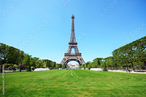Eiffelturm / Tour Eiffel / Eiffeltower in Paris mit Park Champ de Mars © Dan Race