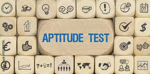 Aptitude Test / Würfel mit Symbole photo