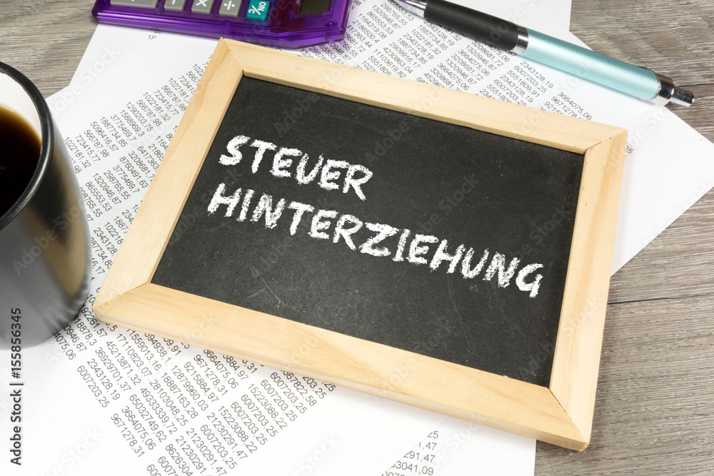 Eine Tabellenkalkulation und eine Kreidetafel mit dem Wort ...