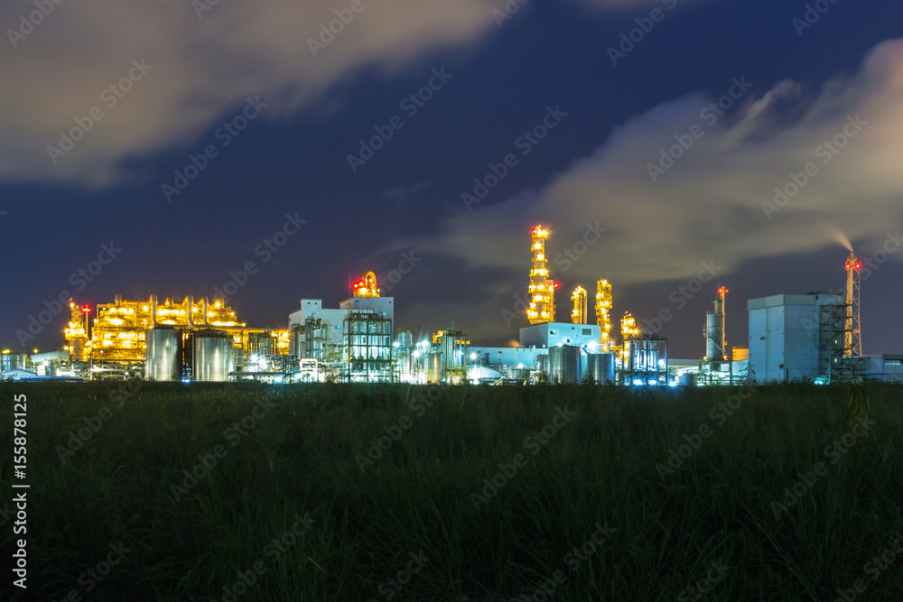 Fototapeta premium Refinery tower in petrochemical industrial plant with Twilight
