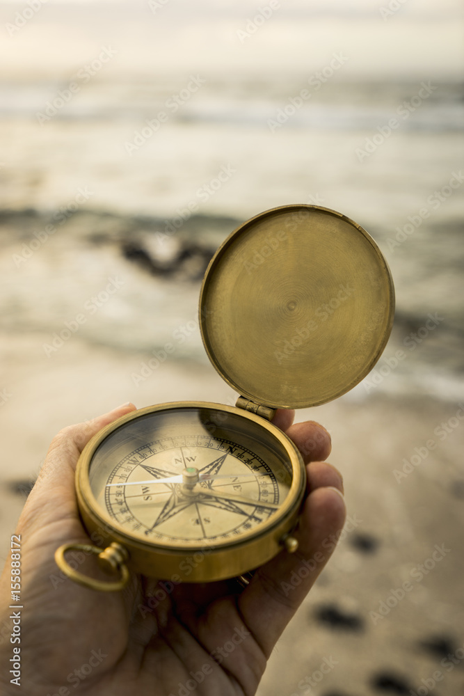 Naklejka premium Hand holding antique compass