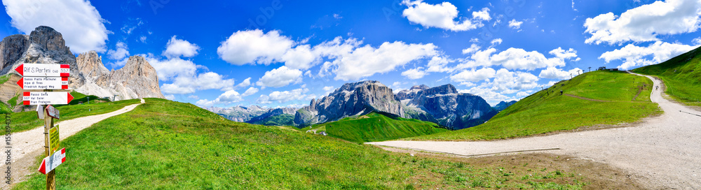 Sentieri con indicazioni nel gruppo del Sassolungo in Val di Fassa nelle Dolomiti 