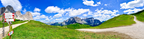Sentieri con indicazioni nel gruppo del Sassolungo in Val di Fassa nelle Dolomiti 