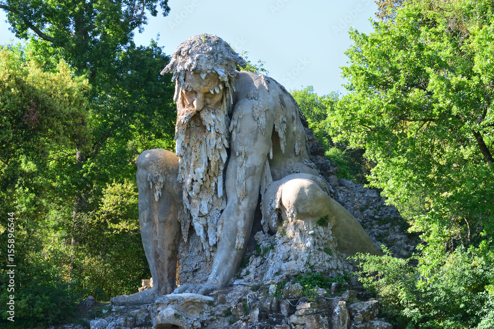 primo piano del Colosso dell'Appennino del Giambologna, la maestosa scultura situata nel parco di Villa Demidoff a Firenze